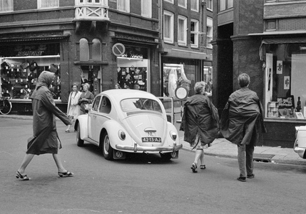 127513 Afbeelding van het afsluiten voor auto's op de woensdagmiddag van de Choorstraat te Utrecht, ter hoogte van de ...